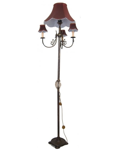 Λαμπατέρ διακοσμημένο με καπέλα